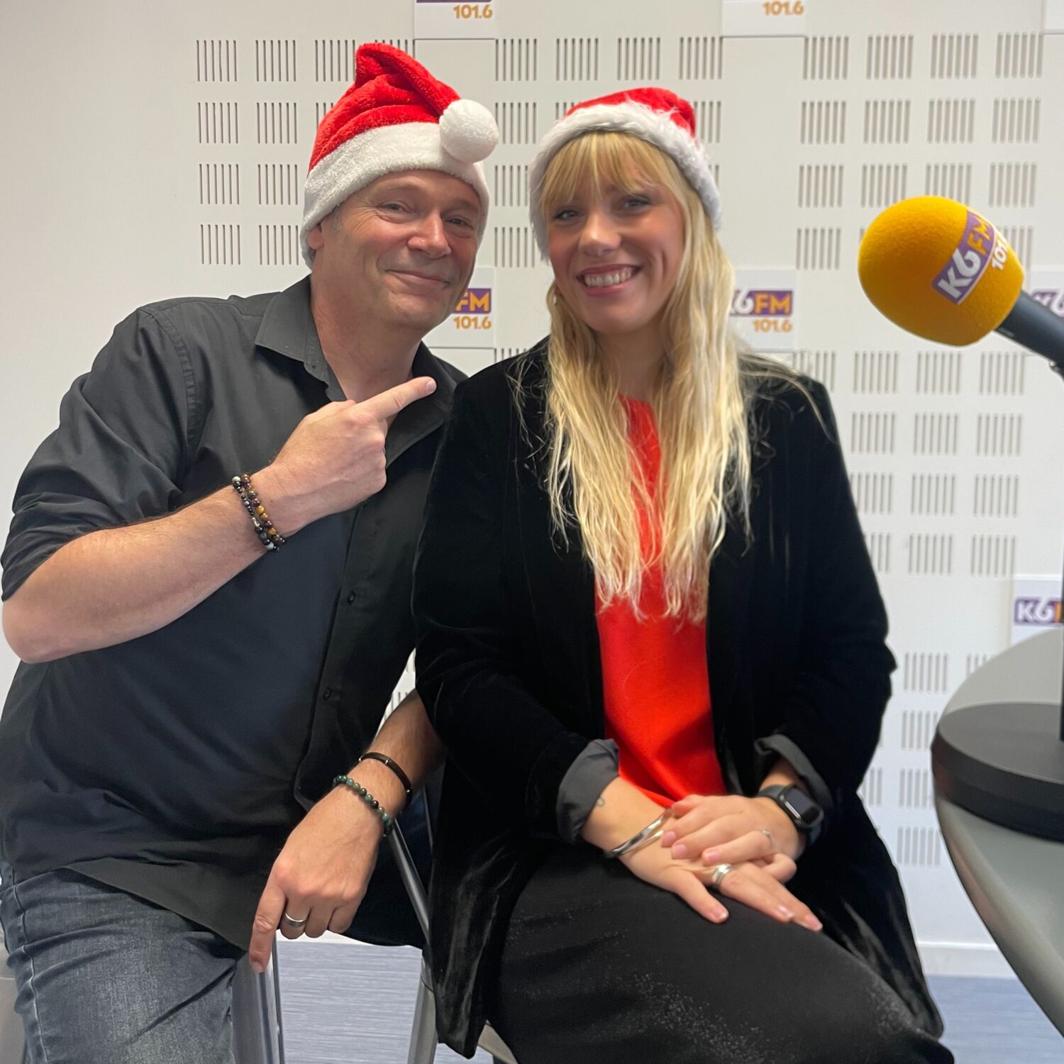Rosebud chante noël : un duo de musiciens prêt à vous chantonner la magie de noël episode artwork