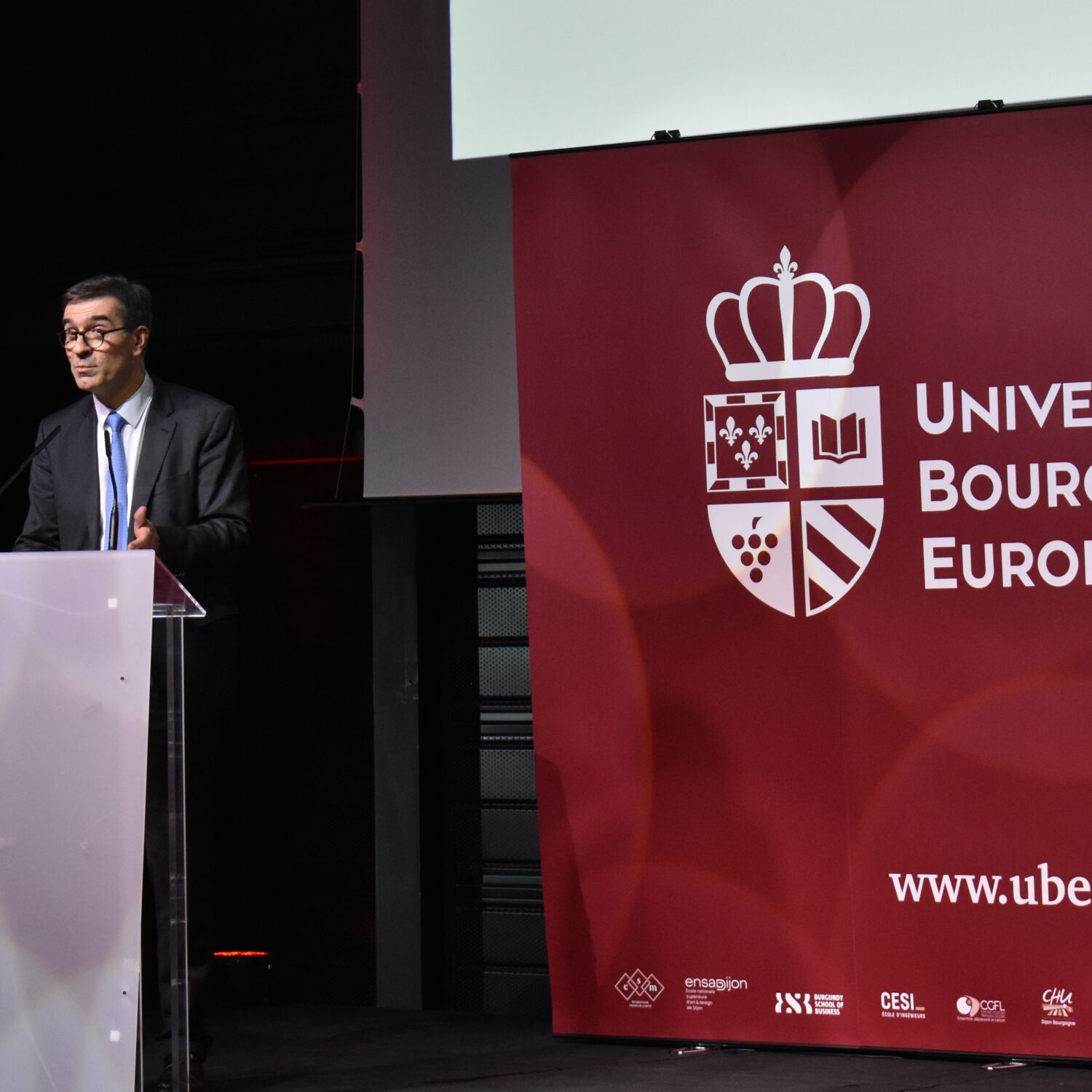 « On va être obligé de réduire le nombre d'étudiants et de postes » : l'UBE alerte sur son budget episode artwork