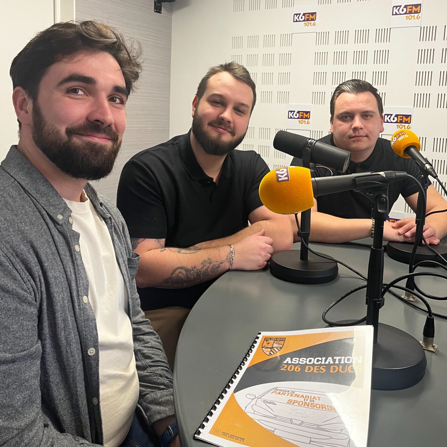 Ces quatre amis vont traverser le désert du Maroc en Peugeot 206 pour la bonne cause episode artwork