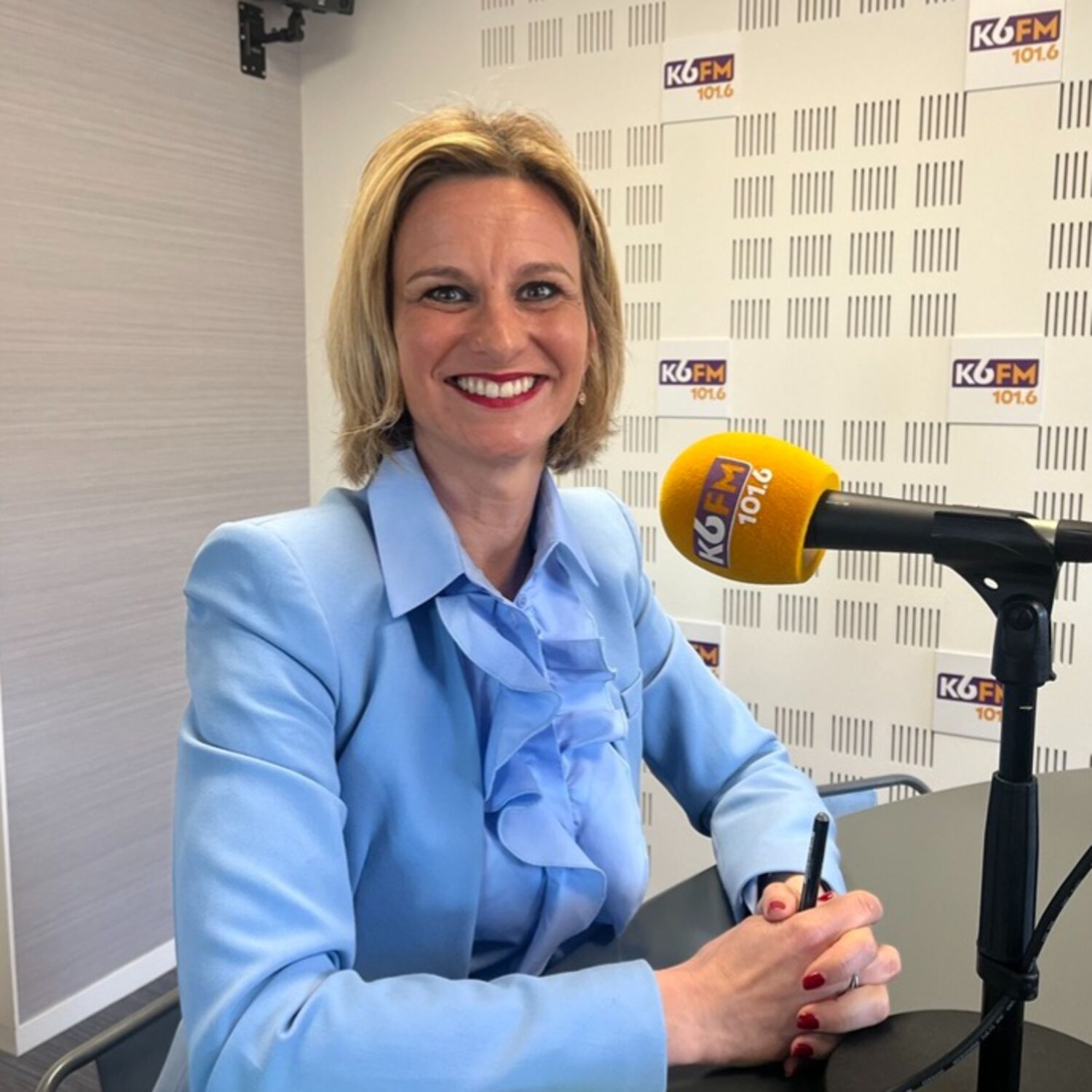« Ce sont des jours et des nuits de débats » : Océane Godard, députée de Côte-d'Or, se livre episode artwork