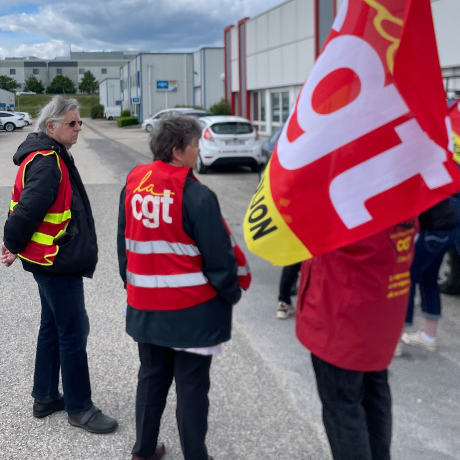 « Il faut respecter les salariés du nettoyage » manifestation devant les locaux d’ATALIAN à Dijon episode artwork