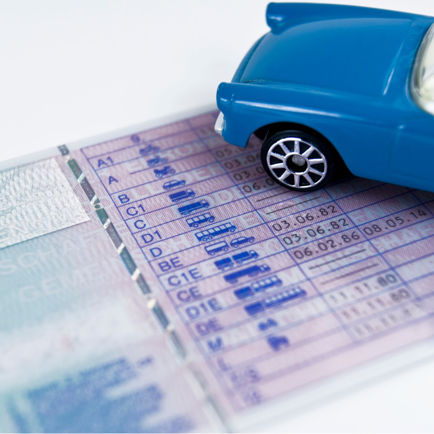 En route vers plus de sécurité routière: les nouvelles règles de l’UE en matière de permis de conduire episode artwork