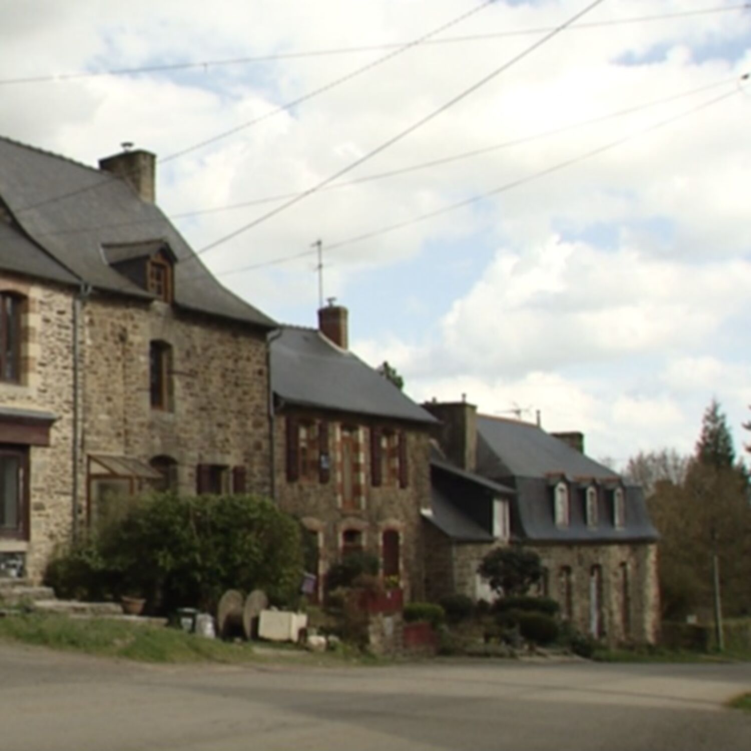 Le Bois de la Roche : découvrez l'histoire fascinante du hameau, entre Mauron et Néant sur Yvel.... episode artwork