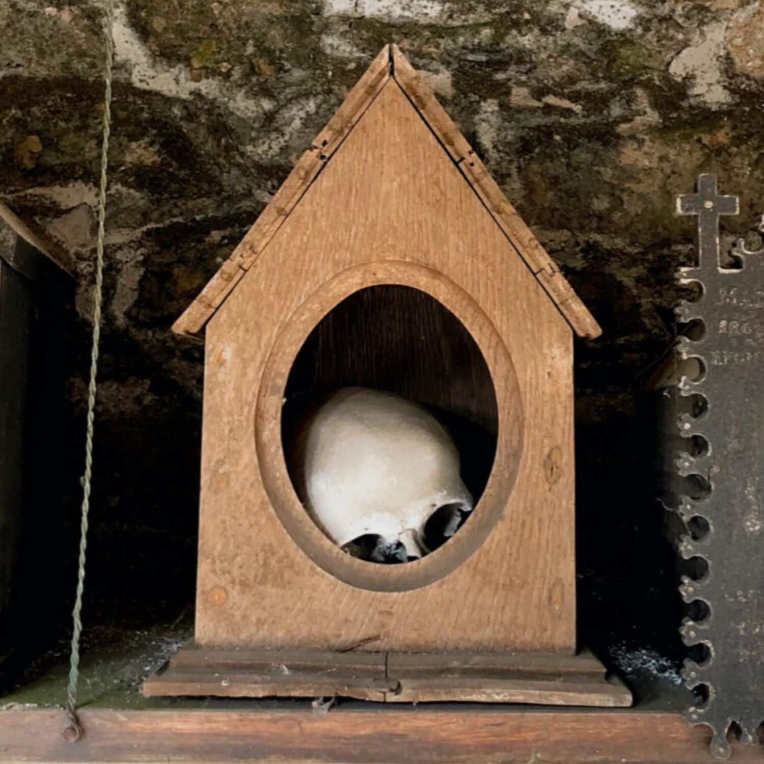 Les « Boîtes à crânes » : connaissez vous ce rite macabre et fascinant très répandu en Bretagne ? episode artwork