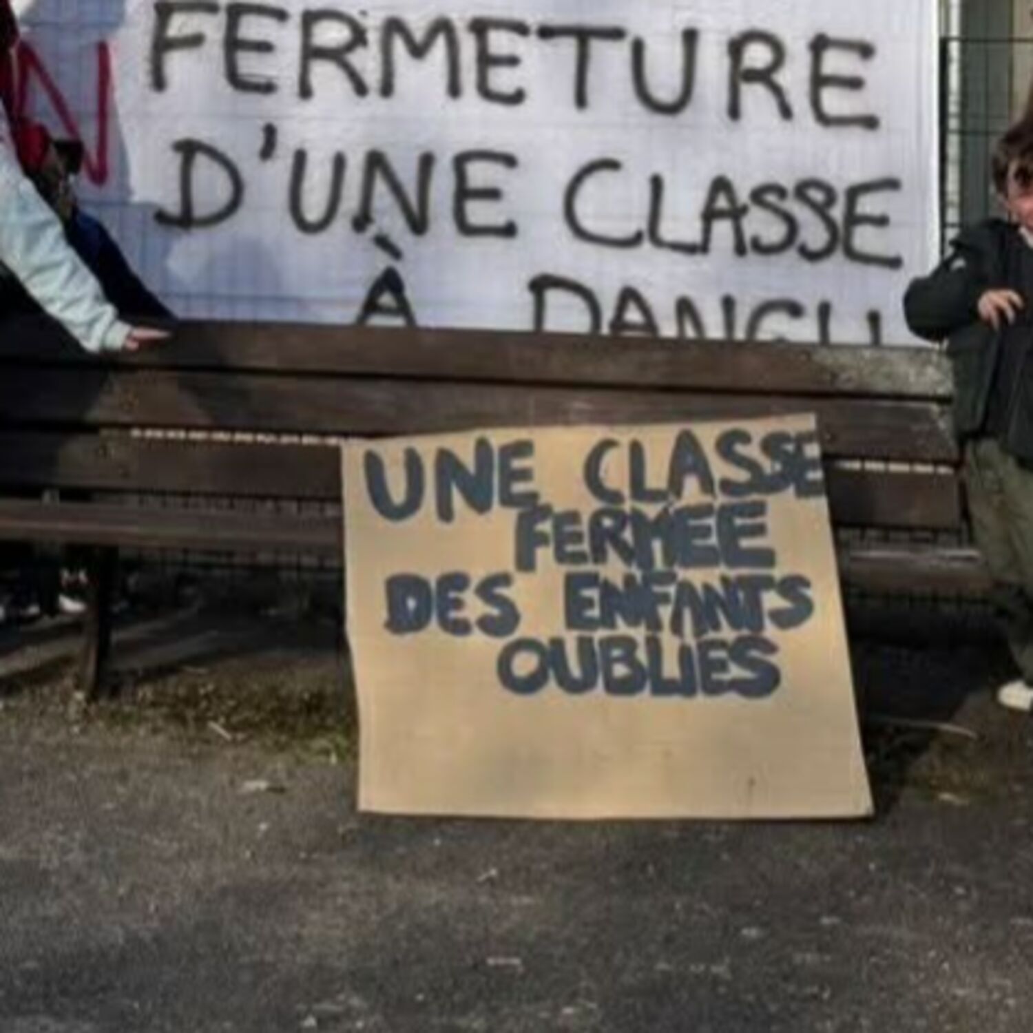 Dans l'Eure, 44 fermetures de classes annoncées à la prochaine rentrée episode artwork