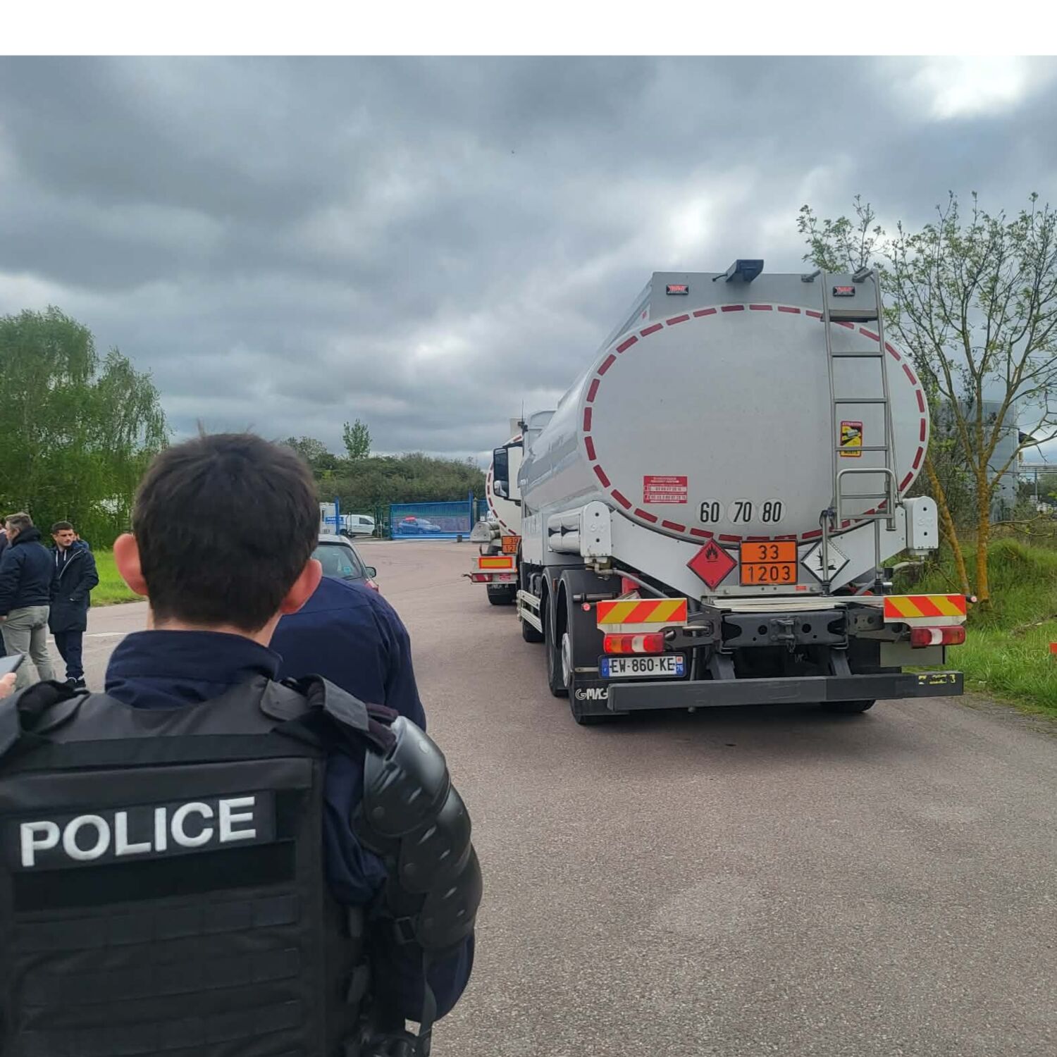 Calvados : plusieurs dizaines de pêcheurs ont manifesté devant un dépôt pétrolier episode artwork